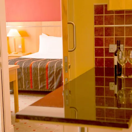 Coast And فندق اهينتش