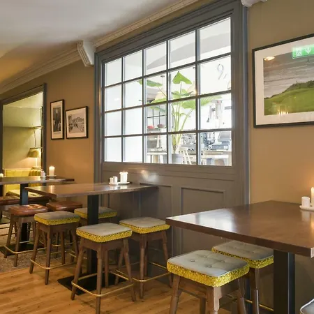 Отель Coast And 4*