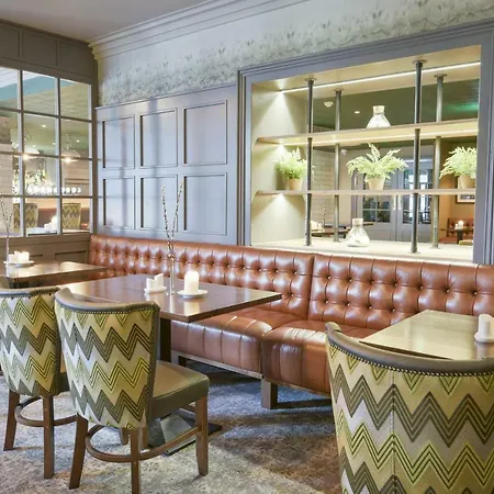 Отель Coast And 4*